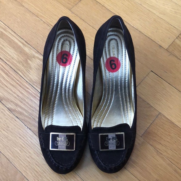 Coach Kandace Brwn Sz 6 Suede w/Gold Plague Pumps - Picture 2 of 4
